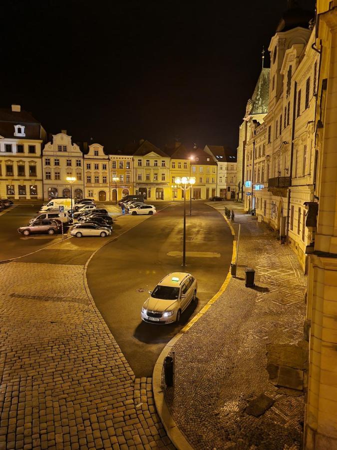 Luxusni Studio Na Velkem Namesti, Wi-Fi, Netflix Hradec Králové Buitenkant foto