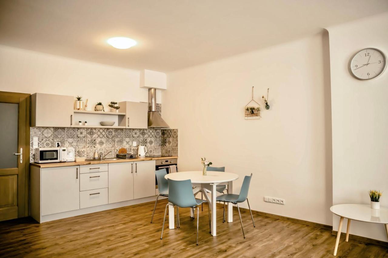 Luxusni Studio Na Velkem Namesti, Wi-Fi, Netflix Hradec Králové Buitenkant foto